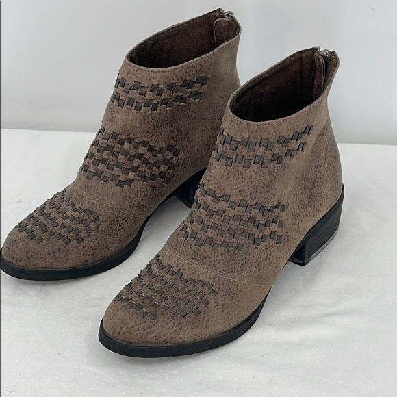 NOT RATED SIZE 7 Women's Brown Leather Ankle Boots - Picture 1 of 6